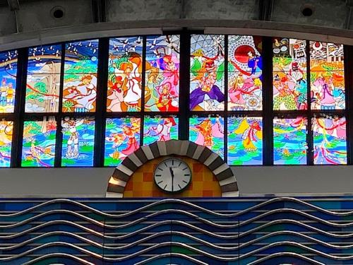 ステンドグラス「神の光 生命の国 愛と花～宮崎と日本の神秘の美しさを世界へ～」作 藤城清治