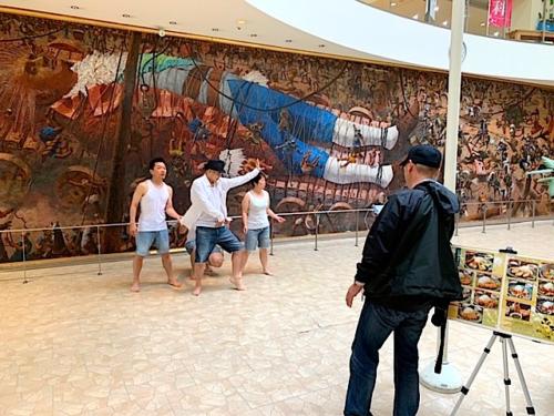 宮交ダンサーズとガリバー壁画