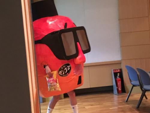 お菓子食べます。